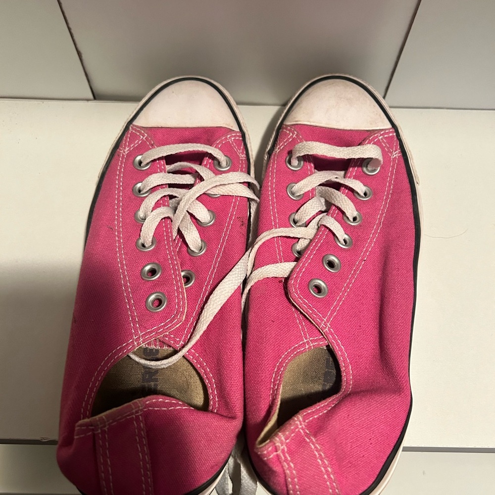 Men’s pink converses